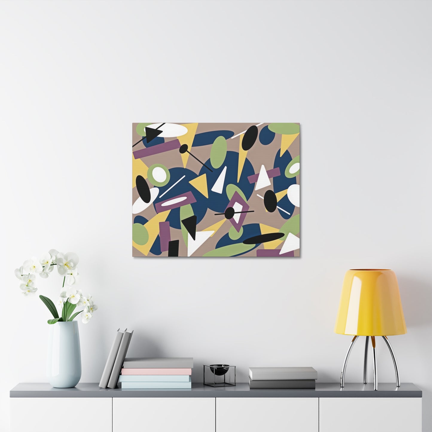 Toile géométrique abstraite sur mur blanc minimaliste, décoration moderne épurée

