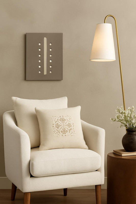 Œuvre d'art abstraite 'Same and Other' exposée dans au-dessus d'un fauteuil moderne couleur crème avec lampadaire blanc, toile minimaliste aux tons neutres