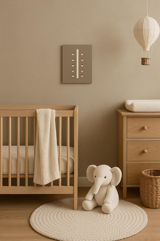 Œuvre d'art abstraite 'Same and Other' dans une chambre de bébé avec lit à barreaux et peluche toile minimaliste douce pour décoration nursery
