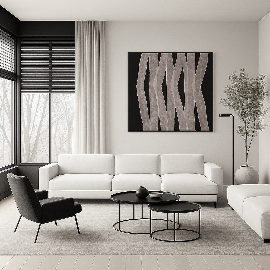 "Walking" dans un salon blanc lumineux, avec canapé crème, coussins taupe et écru, tables basses minimalistes et bouquet de lys blancs.