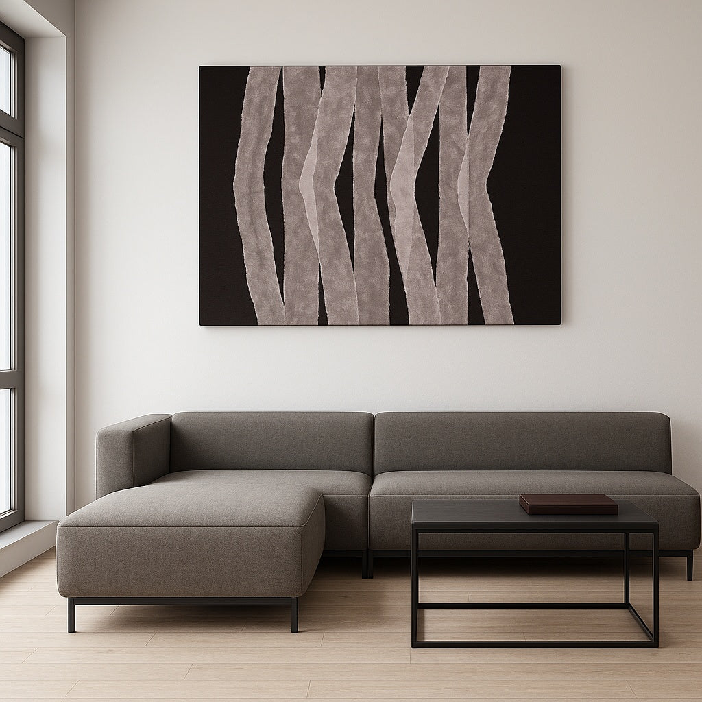 Toile abstraite "Walking" accrochée au-dessus d’un canapé gris minimaliste dans un salon moderne, avec lumière naturelle venant d’une grande fenêtre latérale.

